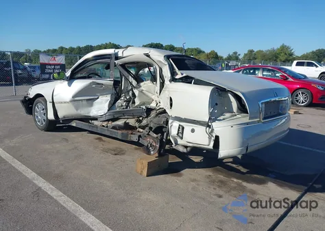 2007 Lincoln Town Car Designer Series z USA, uszkodzony, nr VIN 1LNHM83V17Y636463